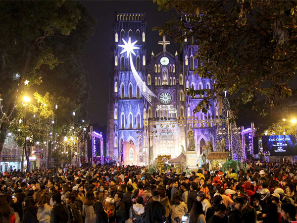 Nghìn người đi chơi Noel sớm, phố Hà Nội tắc cứng