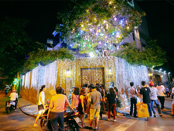 Người dân ở Sài Gòn chen nhau vào biệt thự triệu đô của Đàm Vĩnh Hưng chụp ảnh Noel trong vòng 5 phút/ lượt