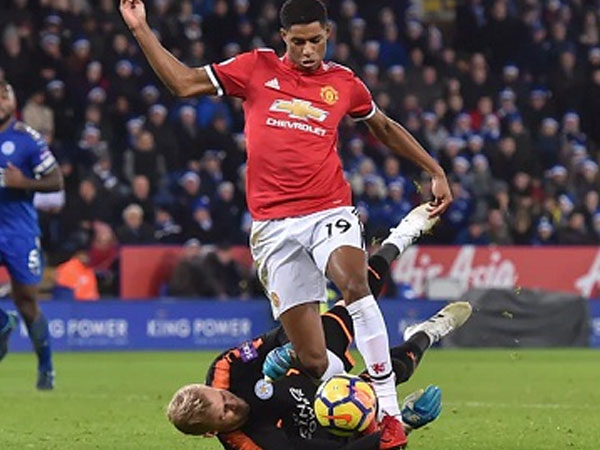 Phung phí cơ hội, Man Utd đánh rơi chiến thắng trên sân Leicester