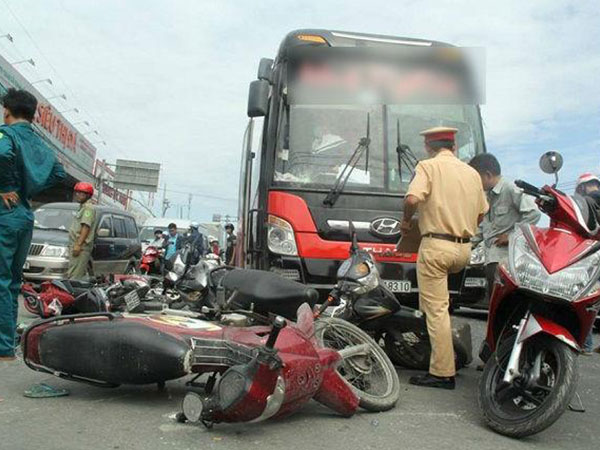 TP.HCM: Xe khách 'điên' đâm hàng loạt xe máy đang chờ đèn đỏ, nhiều người bị thương