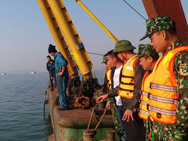 Va chạm với sà lan, tàu chở 31 khách du lịch chìm trên biển