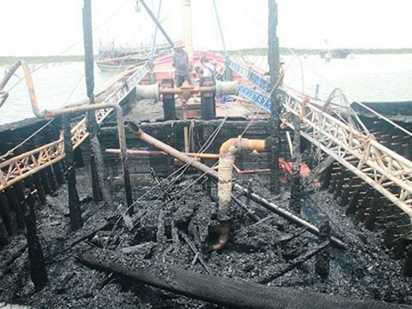 40 ngư dân bất lực nhìn tàu cá cháy rụi trong đêm
