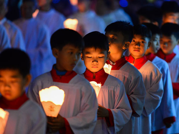 Hàng nghìn người rước tượng Chúa Hài Đồng đêm Giáng sinh