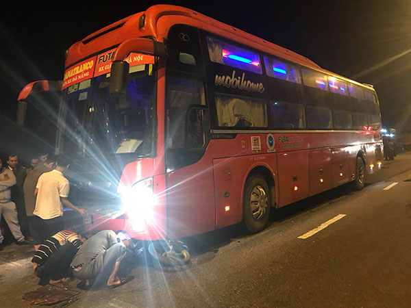 Huế: Bị xe khách Phương Trang kéo lê hàng chục mét, 2 thanh niên chạy xe máy chết thảm