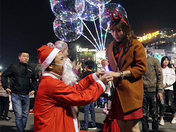Màn cầu hôn lãng mạn của 'ông già Noel' trên phố Hà Nội