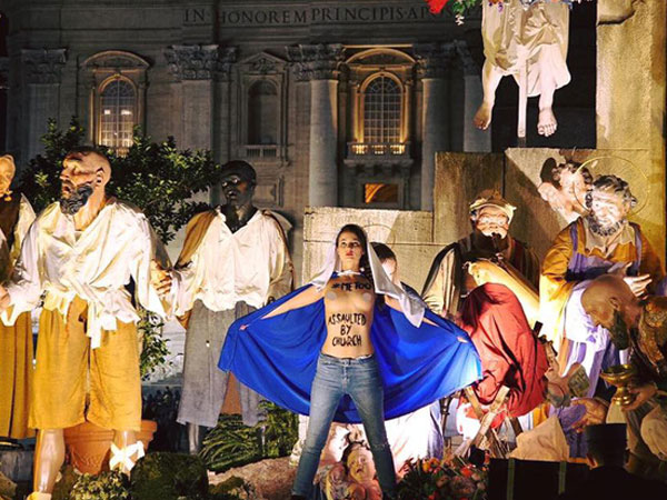 Nhóm nữ ngực trần gây náo loạn đêm Giáng sinh ở Vatican