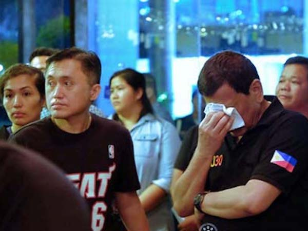 Tổng thống Philippines rơi lệ khi 37 người kẹt trong đám cháy