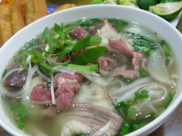 Ăn một bát phở sáng bạn nên nhịn muối một ngày