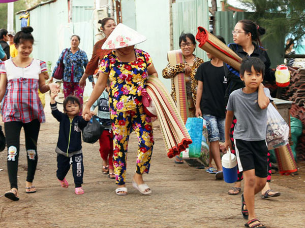 Bão Trâu Mộng thành 'nghé con', người SG cười tươi trở về nhà