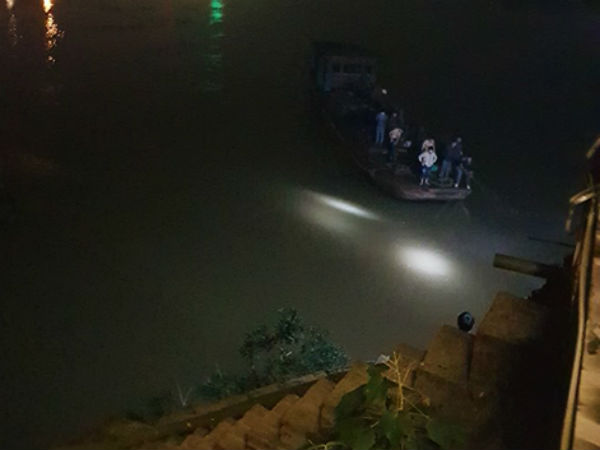 Cài nhầm số lùi, ôtô lao xuống sông khiến hai người chết