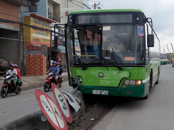 Chục người la hét khi xe buýt gặp nạn ở Sài Gòn