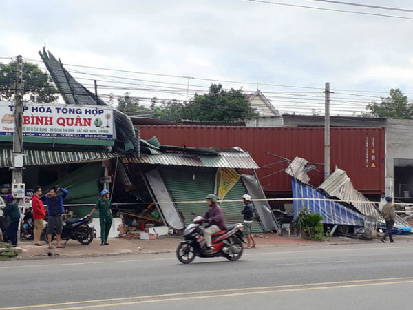 Container tông nát 3 cửa hàng liền kề, 10 người thoát chết