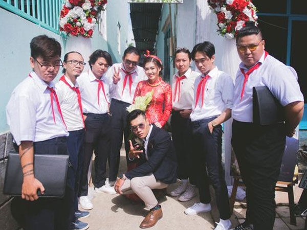 Dàn bê tráp thắt khăn quàng đỏ của cặp đôi chàng nhiếp ảnh và nàng 'của hiếm' gây bão