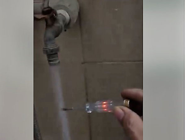 Dân mạng truyền tay nhau clip bình nóng lạnh cũ rò điện: Ai cũng có thể là nạn nhân!