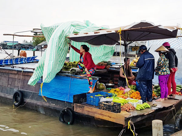 Đất Mũi nhộn nhịp trở lại sau bão Tembin