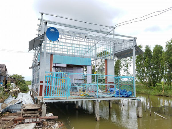 Dựng lại nhà sau khi dỡ gần hết mái, vách để tránh bão Tembin