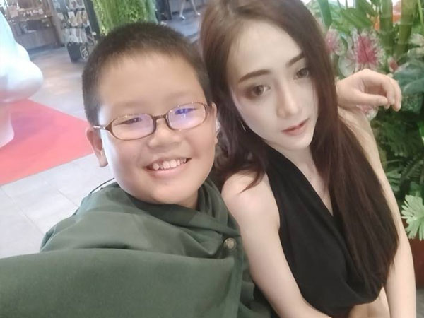 Được đi chơi Giáng sinh với người mẫu nóng bỏng, học sinh tiểu học tặng ngay iPhone X cho 'bạn gái'