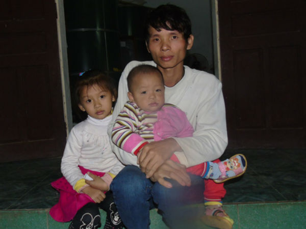 Mẹ tử vong sau 4 ngày đi làm, hai đứa con thơ hàng ngày bắt bố dẫn đi tìm mẹ