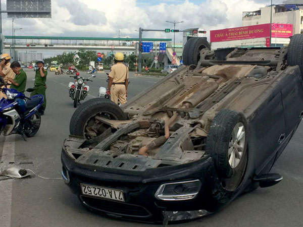 Ôtô Chevrolet lật trên đại lộ đẹp nhất Sài Gòn