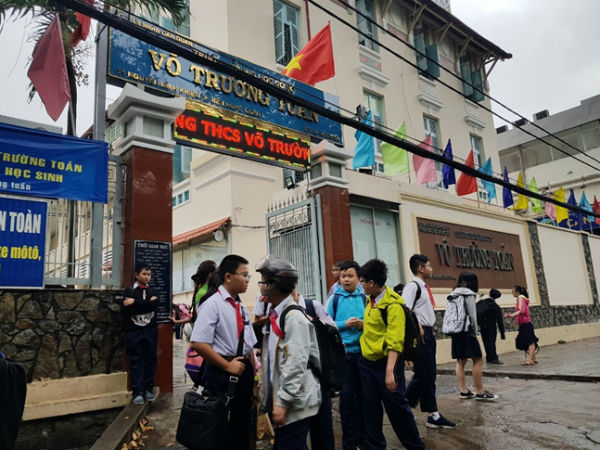 Phụ huynh Sài Gòn lúng túng khi con được nghỉ học do bão Tembin