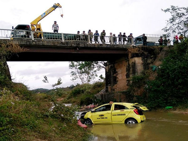 Taxi rơi xuống cầu, 4 người nhập viện