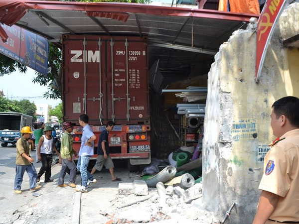 Video: Xe container tông sập bốn căn nhà dân ở Bình Dương