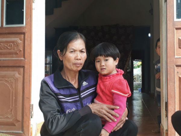 Vụ cháy nhà máy bánh kẹo Tràng An: Đỏ mắt mong tìm thấy thi thể con!