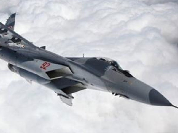 Dân Aleppo hò hét xem MiG-29 đánh võng trên mái nhà