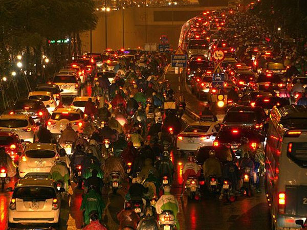 Hàng ngàn người dân Thủ đô chôn chân trong mưa rét vì tắc đường