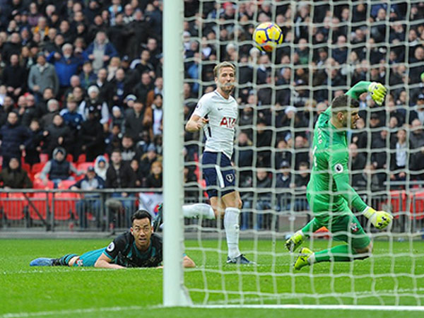 Kane lập hattrick, Tottenham thắng đậm trận cuối năm 2017