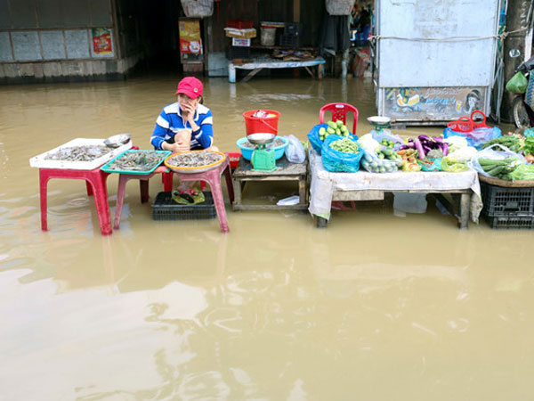 Lũ về bất ngờ, người Nha Trang không kịp trở tay