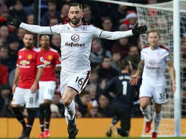 Mourinho vị tha với học trò về việc để Burnley dẫn hai bàn