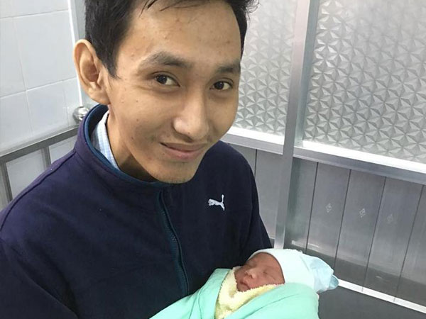 Tâm sự đầy hy vọng của ông bố bị ung thư gan giai đoạn cuối lần đầu được ôm con trai trong lòng