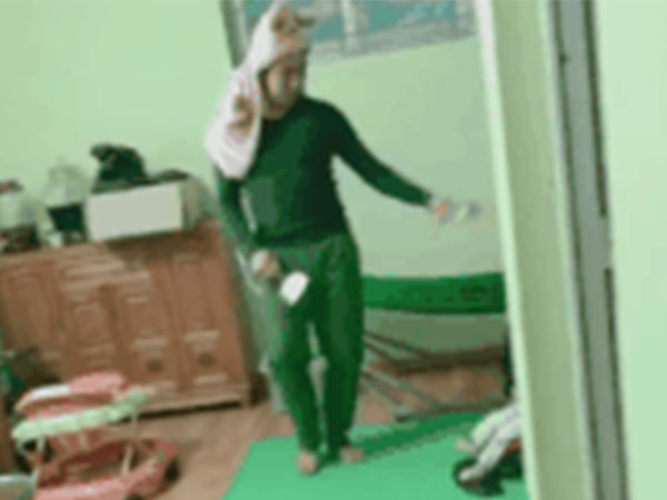 Xem video bố diễn trò cho con ăn, hội chị em phát thèm một anh chồng khéo như thế