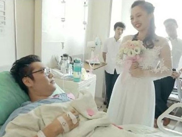 Bạn trai đòi chia tay vì bị tai nạn, cô gái cầu hôn ngay tại giường bệnh