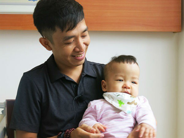 Bé sinh non bị xơ phổi rất nặng, cha vượt nghìn cây số đưa con đi ghép tế bào gốc và điều kỳ diệu xuất hiện