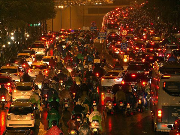 Chảnh chọe như Uber, Grab và Taxi ngày mưa rét: Tăng cước gấp đôi, 'gọi trăm cuộc không bắt được xe'