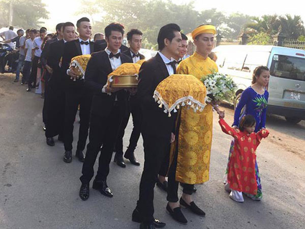 Dàn phù dâu, phù rể toàn ngôi sao trong lễ rước dâu Lâm Khánh Chi