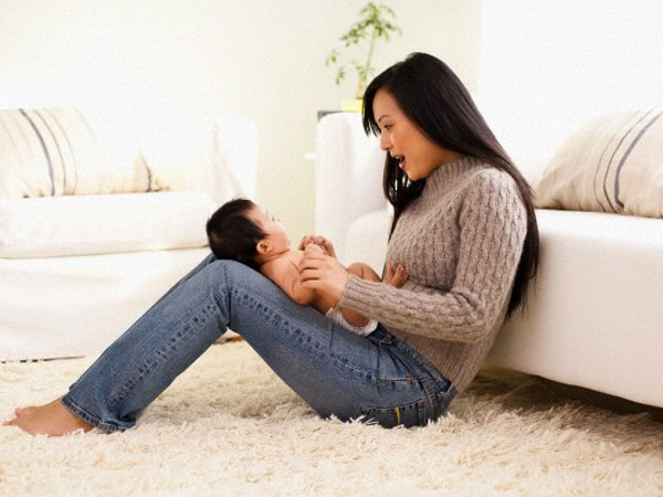 Khi em định đạp cửa xông vào đánh ghen thì bất ngờ nghe được câu nói của chồng khiến mắt em cay xè