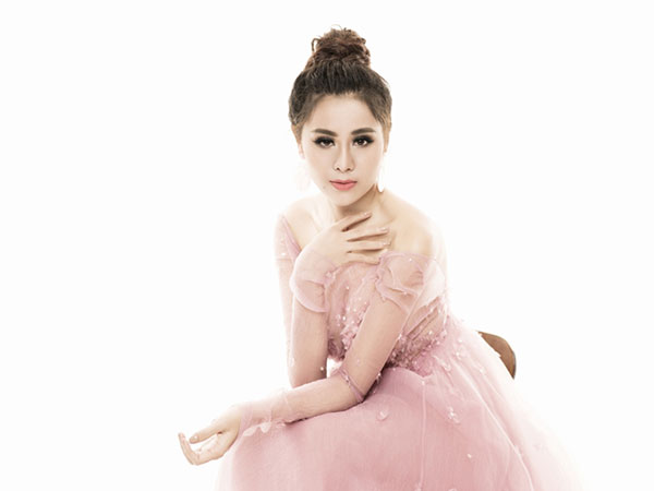 'Kiều nữ' Nam Thư đổi phong cách với váy áo gam hồng