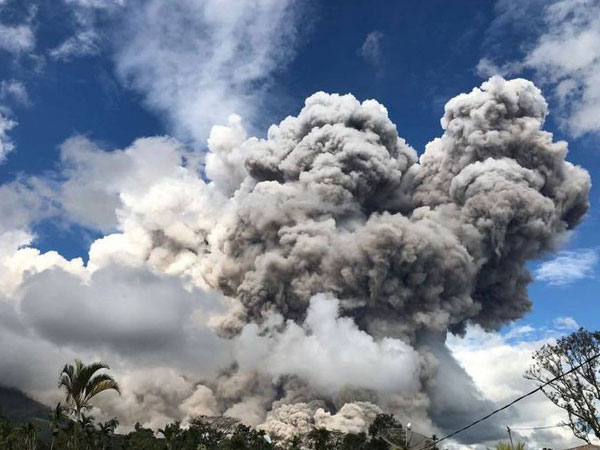 Núi lửa Sinabung ở Indonesia phun trào dữ dội
