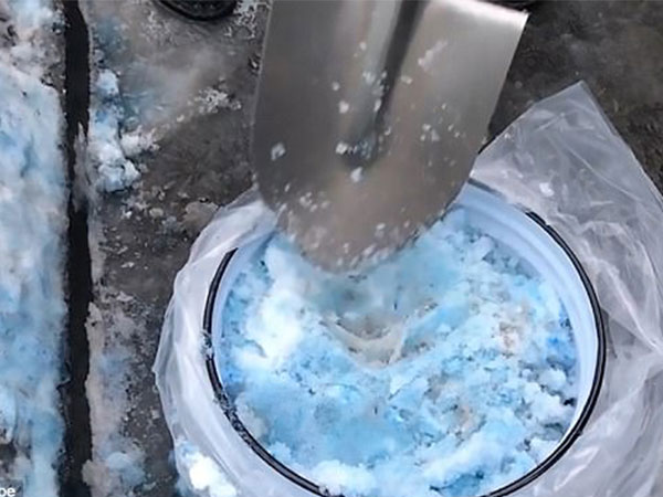 Tuyết màu xanh phủ kín thành phố Nga khiến dân hoang mang