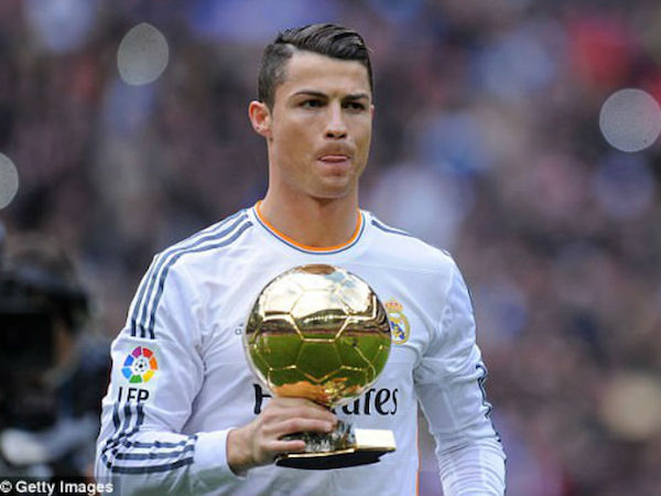 Bất ngờ: Ronaldo nhận thua Messi, muốn trả lại Quả bóng vàng