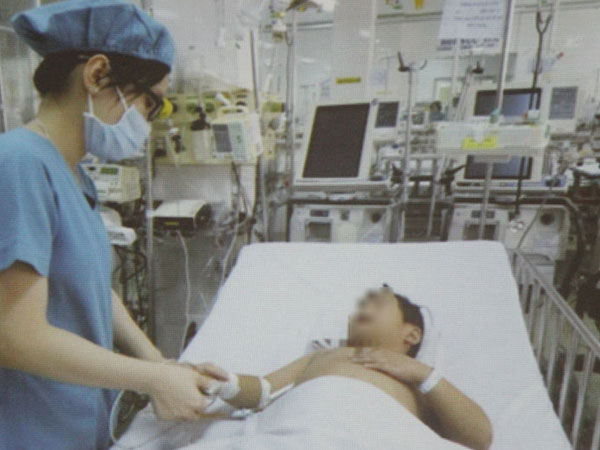 Bé trai nuốt bóng đèn suốt 1 năm mới được phát hiện