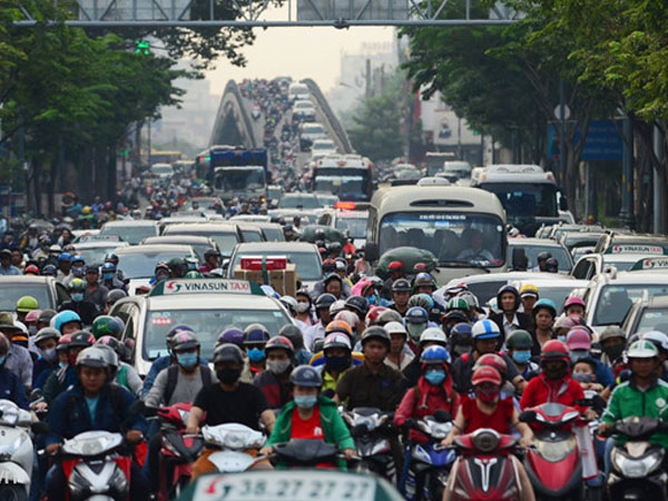 Người dân đi nghỉ Tết, đường phố Sài Gòn và Hà Nội kẹt cứng