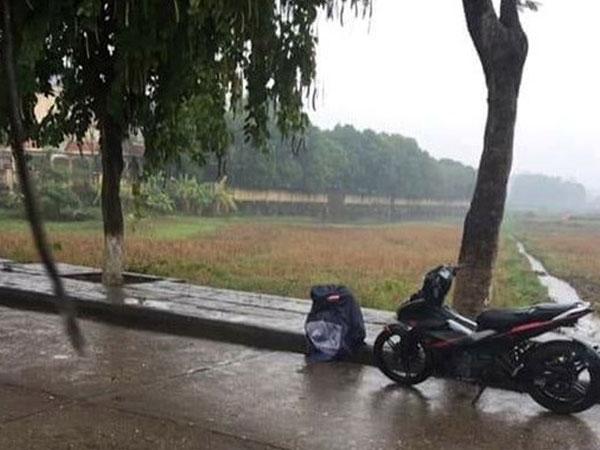 Chàng trai khóc dưới mưa 3 tiếng sau khi bạn gái bỏ vì đi xe số?