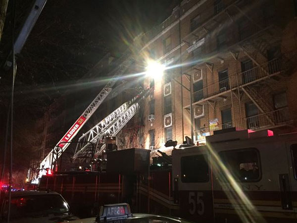 Cháy lớn tại tòa nhà trăm tuổi ở New York, 21 người thương vong