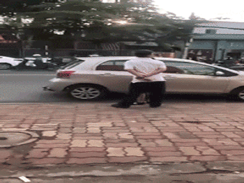 Clip: Bị nhắc nhở đỗ xe chắn cửa hàng, người đàn ông liên tục nhổ nước bọt, đứng ngoáy mông, vứt rác phía trước cửa hàng