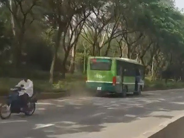 Đình chỉ tài xế và phụ xe điều khiển xe buýt chạy ngược chiều trên đường phố Sài Gòn