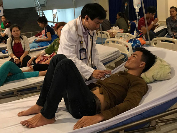 Gần 100 công nhân nôn ói, ngất xỉu sau bữa ăn tối